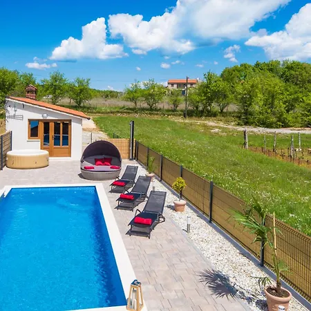Veronika, A Cozy And Charming For Summer Holidays