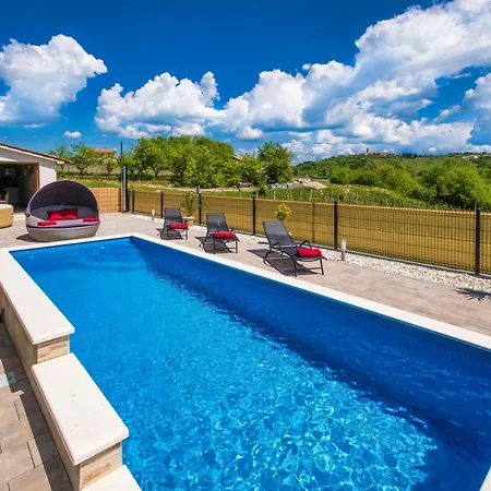 Veronika, A Cozy And Charming For Summer Holidays