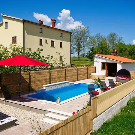 Veronika, A Cozy And Charming For Summer Holidays *
